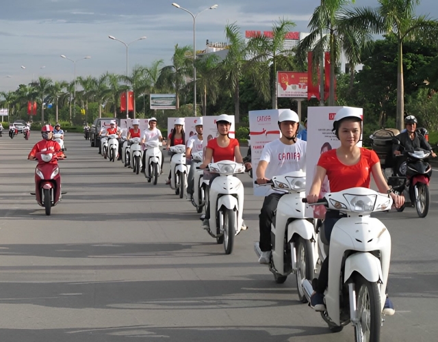 Dịch vụ làm cờ phướn roadshow trọn gói: in ấn và cho thuê xe đạp xe máy