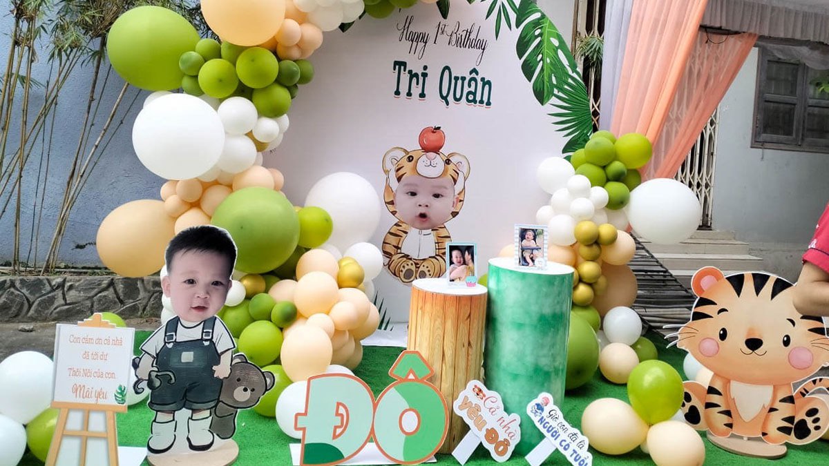 Background tiệc xanh lá cho bé trai 