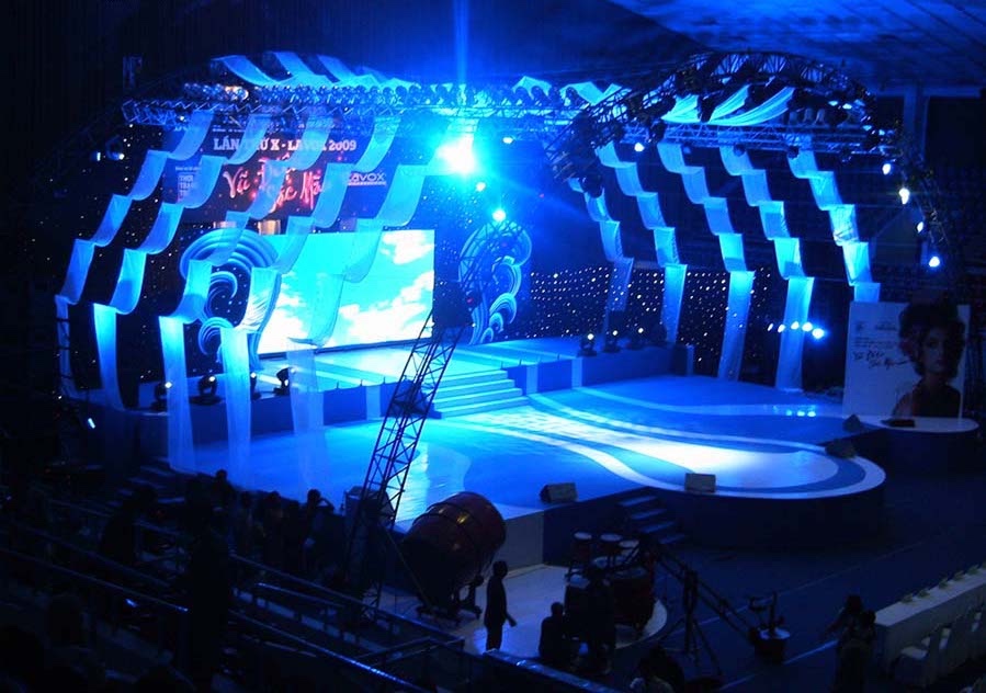 Cân nhắc số lượng khách mời để lên kế hoạch setup âm thanh ánh sáng 