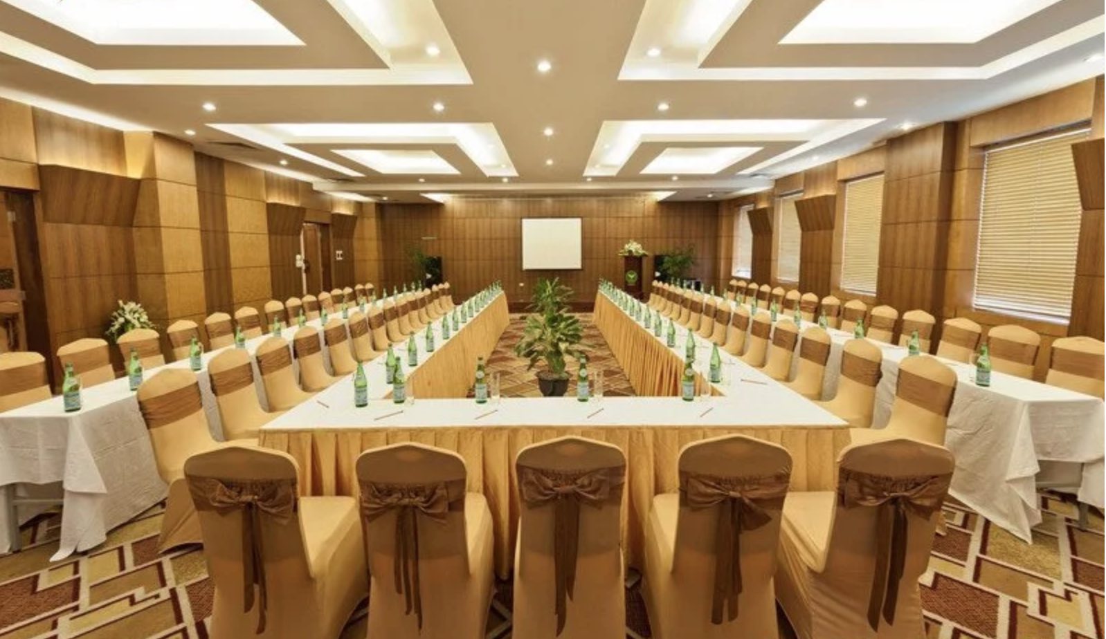 Cho thuê bàn ghế banquet (ghế hội nghị) 