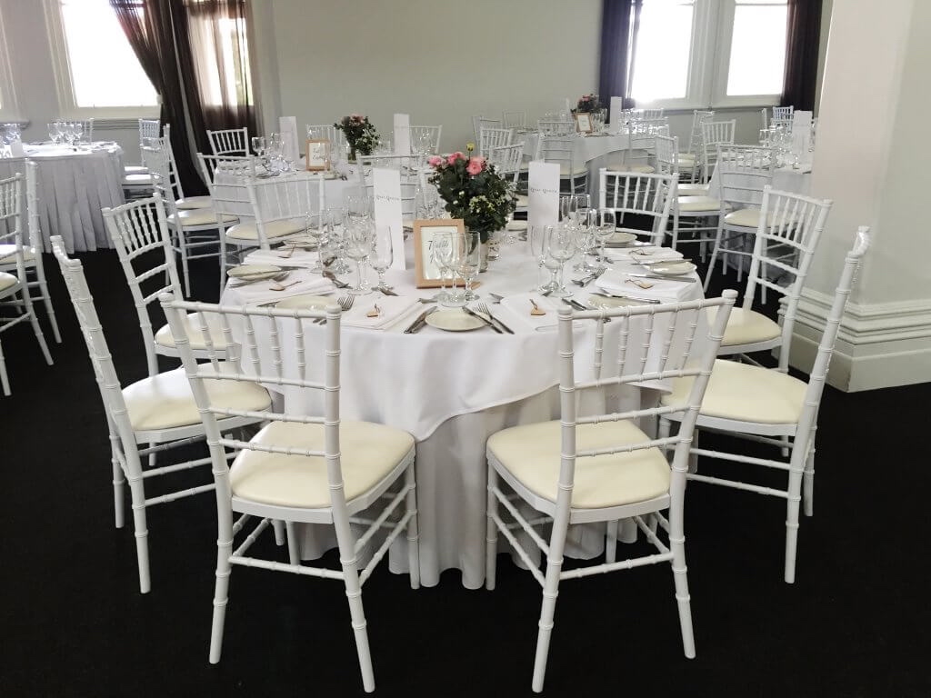 Cho thuê bàn ghế tiffany (chiavari)