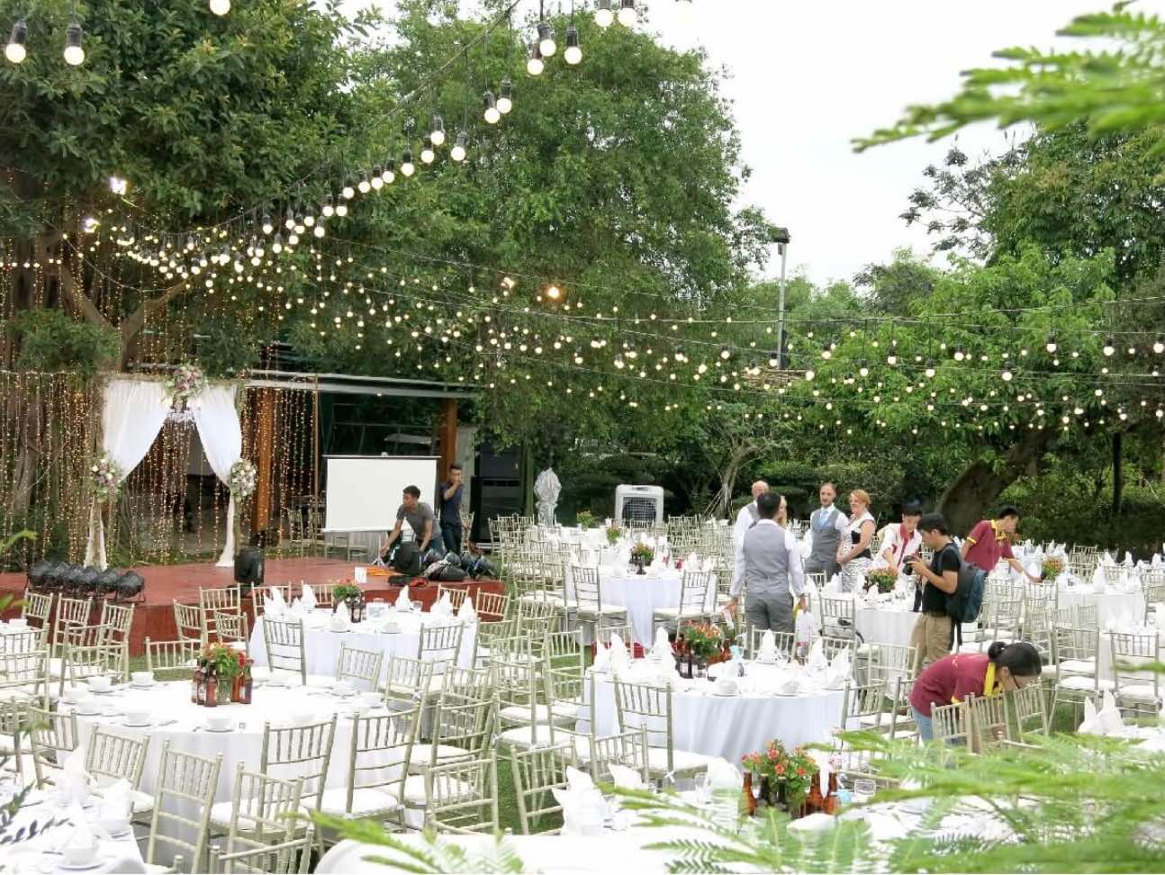 Cho thuê bàn ghế tiffany màu bạc cho 300 khách 