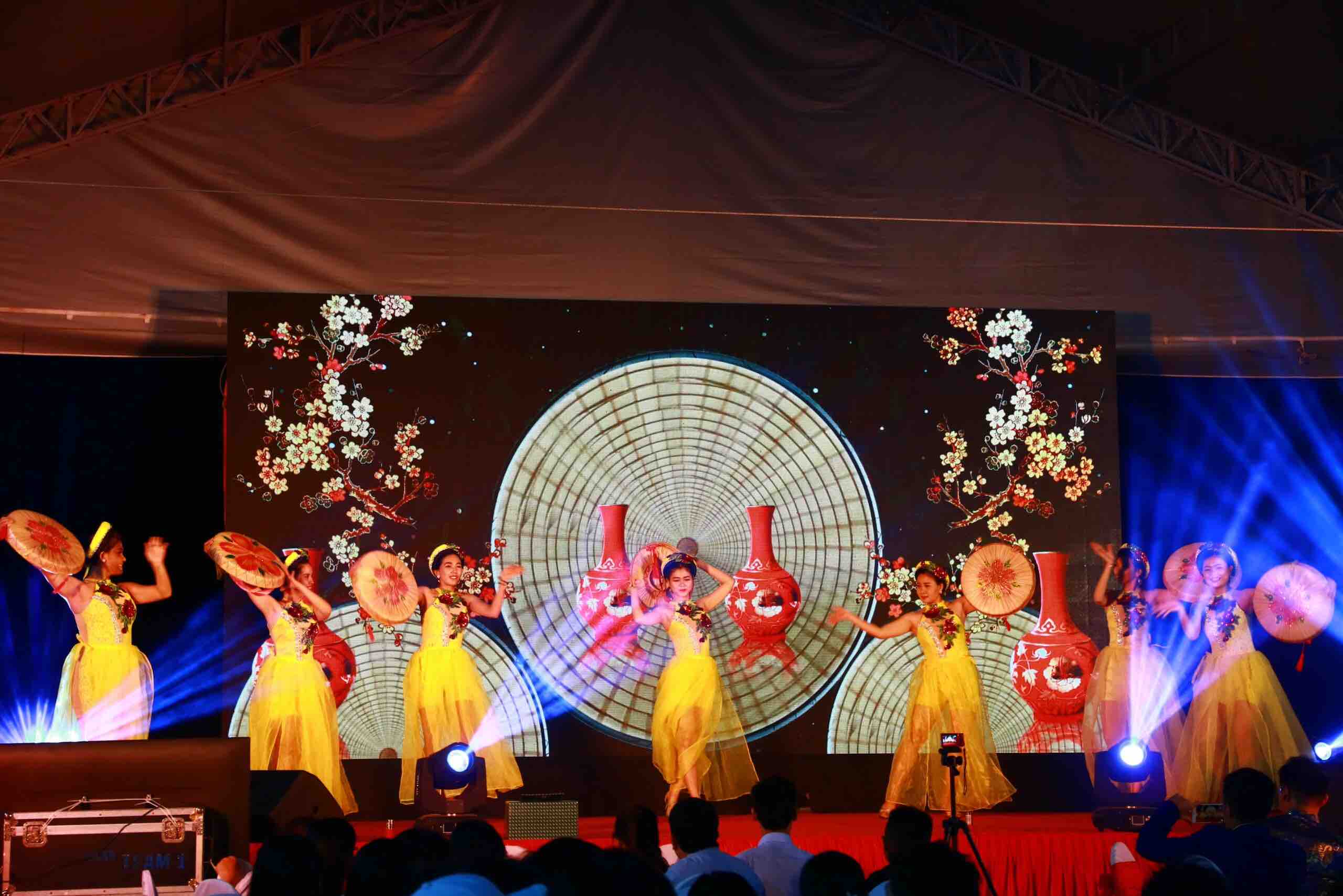 Giám sát và triển khai kế hoạch tổ chức Year End Party 