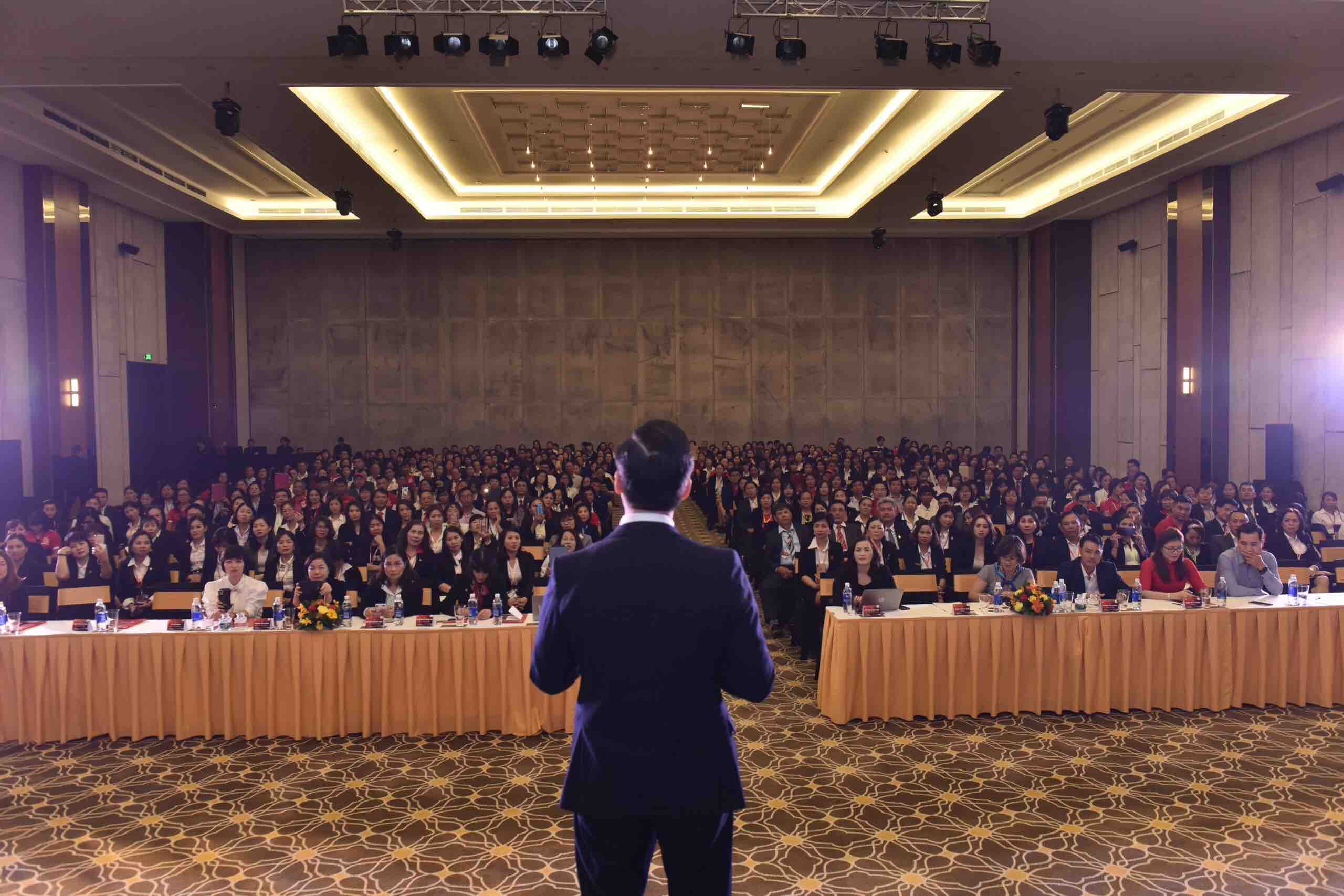 Khâu ổn định khách mời và chuẩn bị không khí trước giờ khai mạc là phần mở đầu quan trọng, giúp kịch bản lễ kỷ niệm thành lập công ty vào nhịp tốt hơn