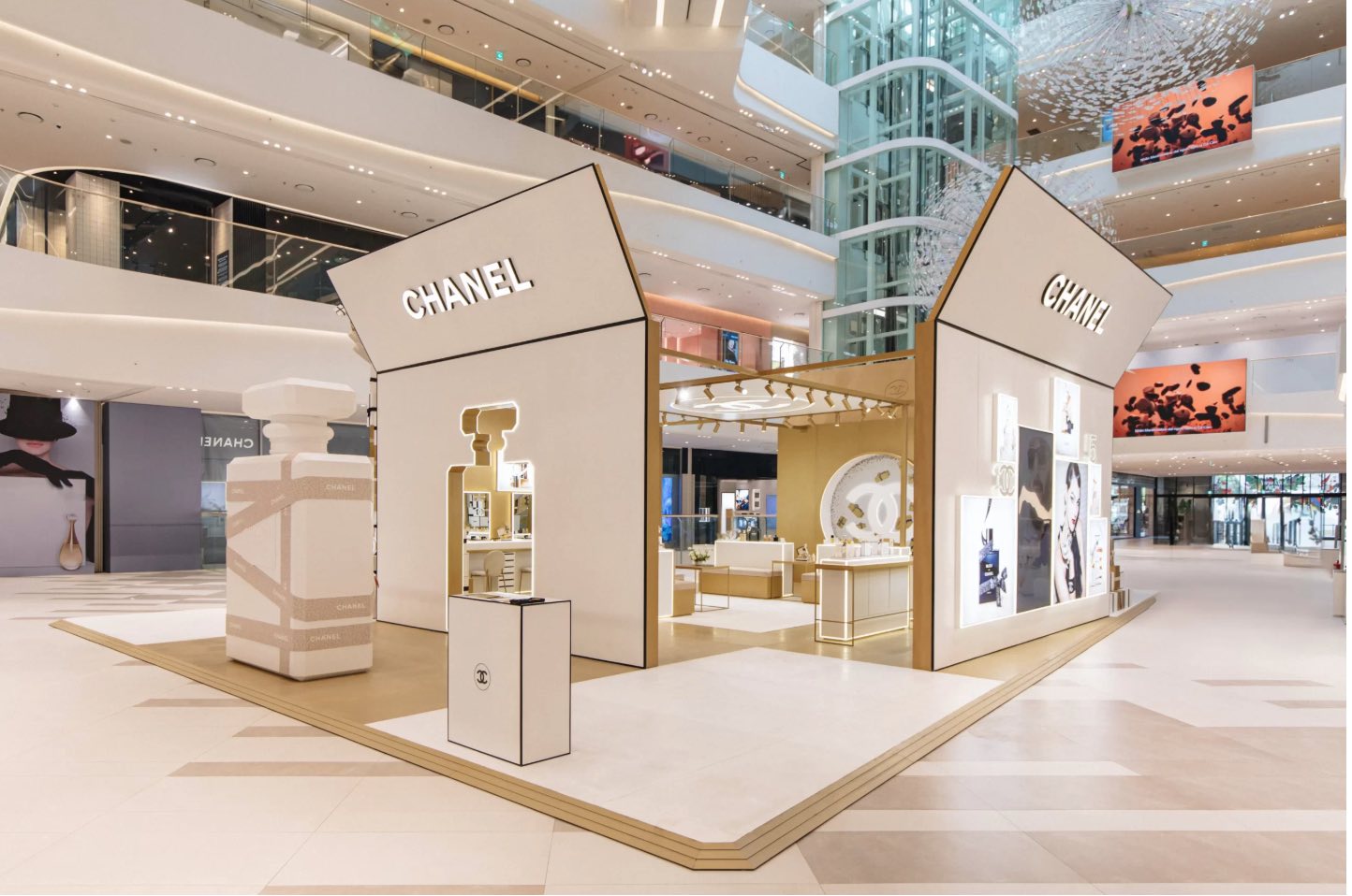 Không gian trưng bày mỹ phẩm Chanel tại Lotte Mall Tây Hồ