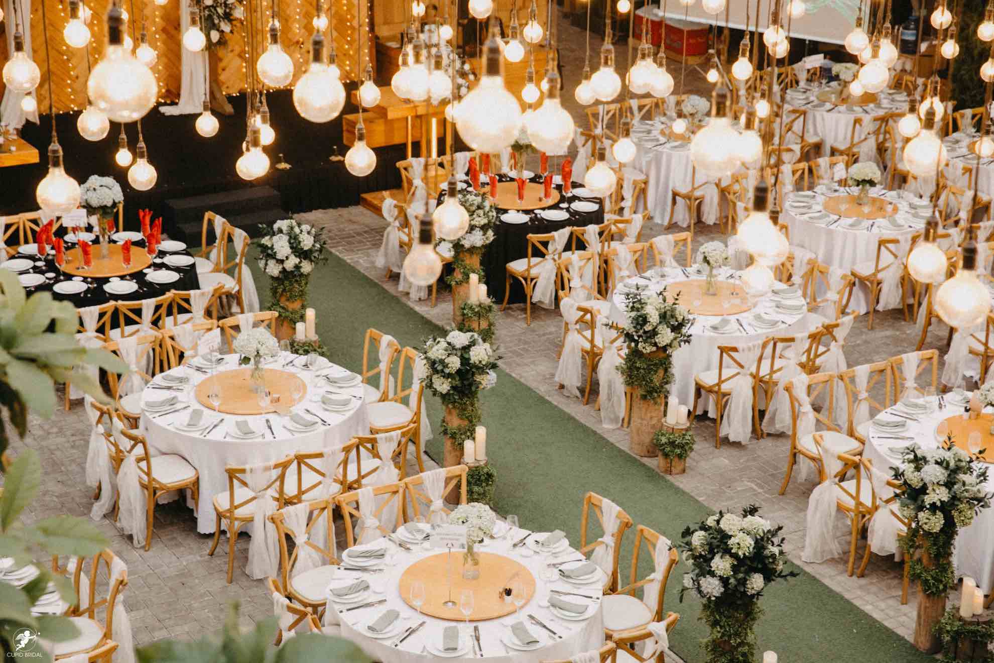 Một bữa tiệc cưới phong cách rustic mới lạ, hiện đại