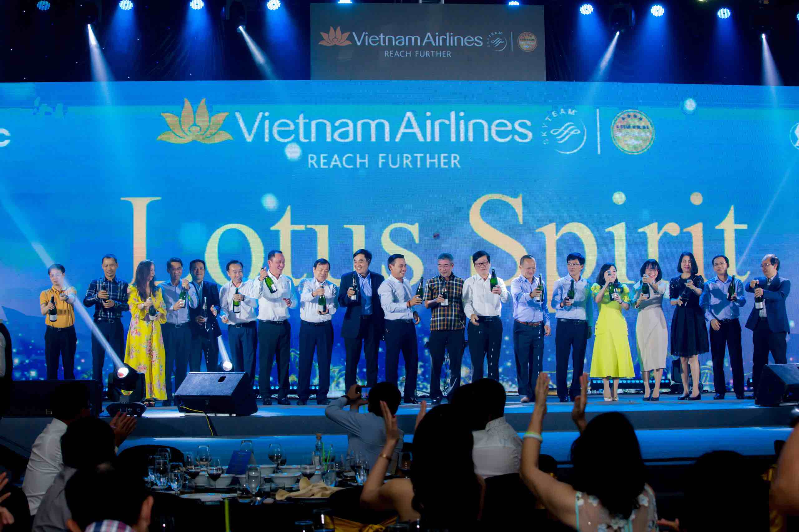 Một bữa tiệc tất niên đột phá, mới mẻ