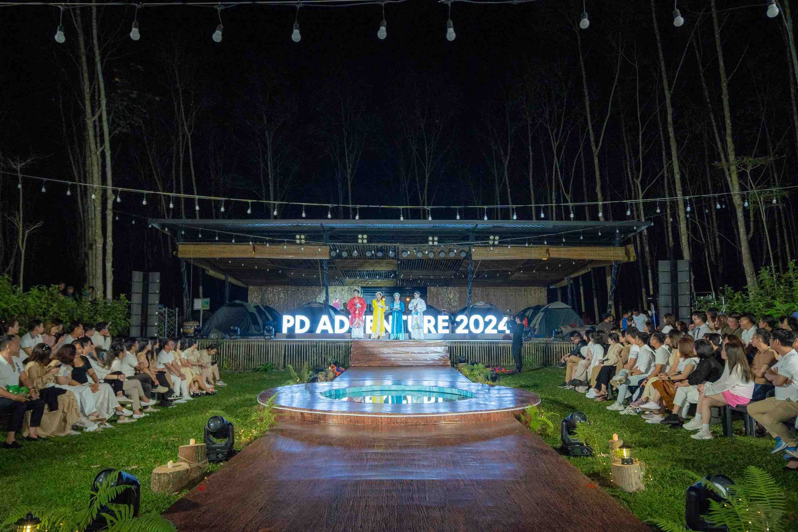 Một sự kiện Gala Dinner được tổ chức vào buổi tối và ngoài trời
