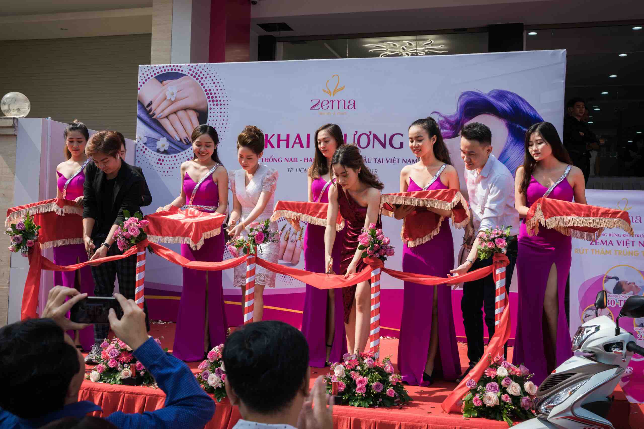 Nghi thức cắt băng khánh thành quan trọng của buổi lễ