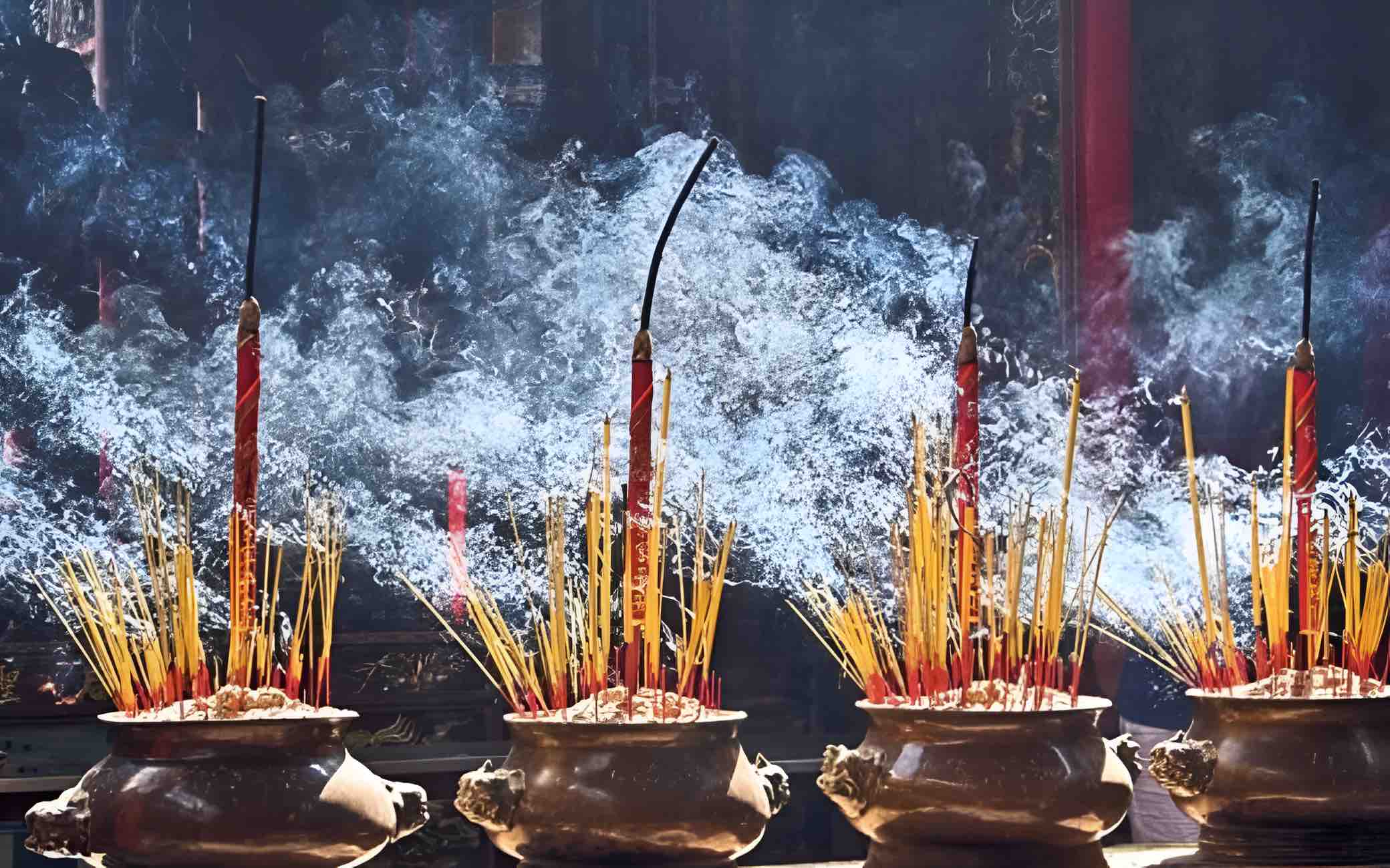 Những sai lầm khi thắp hương khiến lời khấn không linh nghiệm
