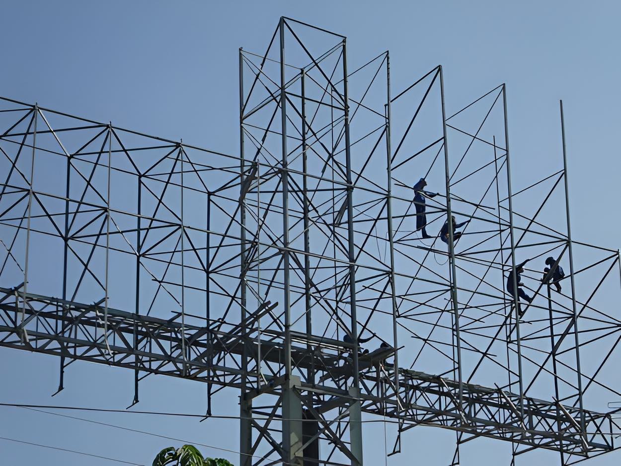 Thi công phần khung biển quảng cáo tấm lớn ngoài trời 