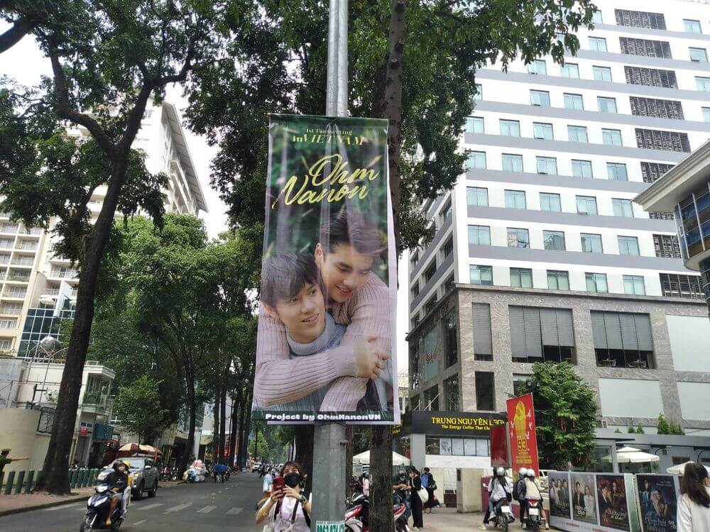 Thiết kế phướn theo kích thước tiêu chuẩn để không làm ảnh hưởng đến tầm nhìn của người tham gia giao thông