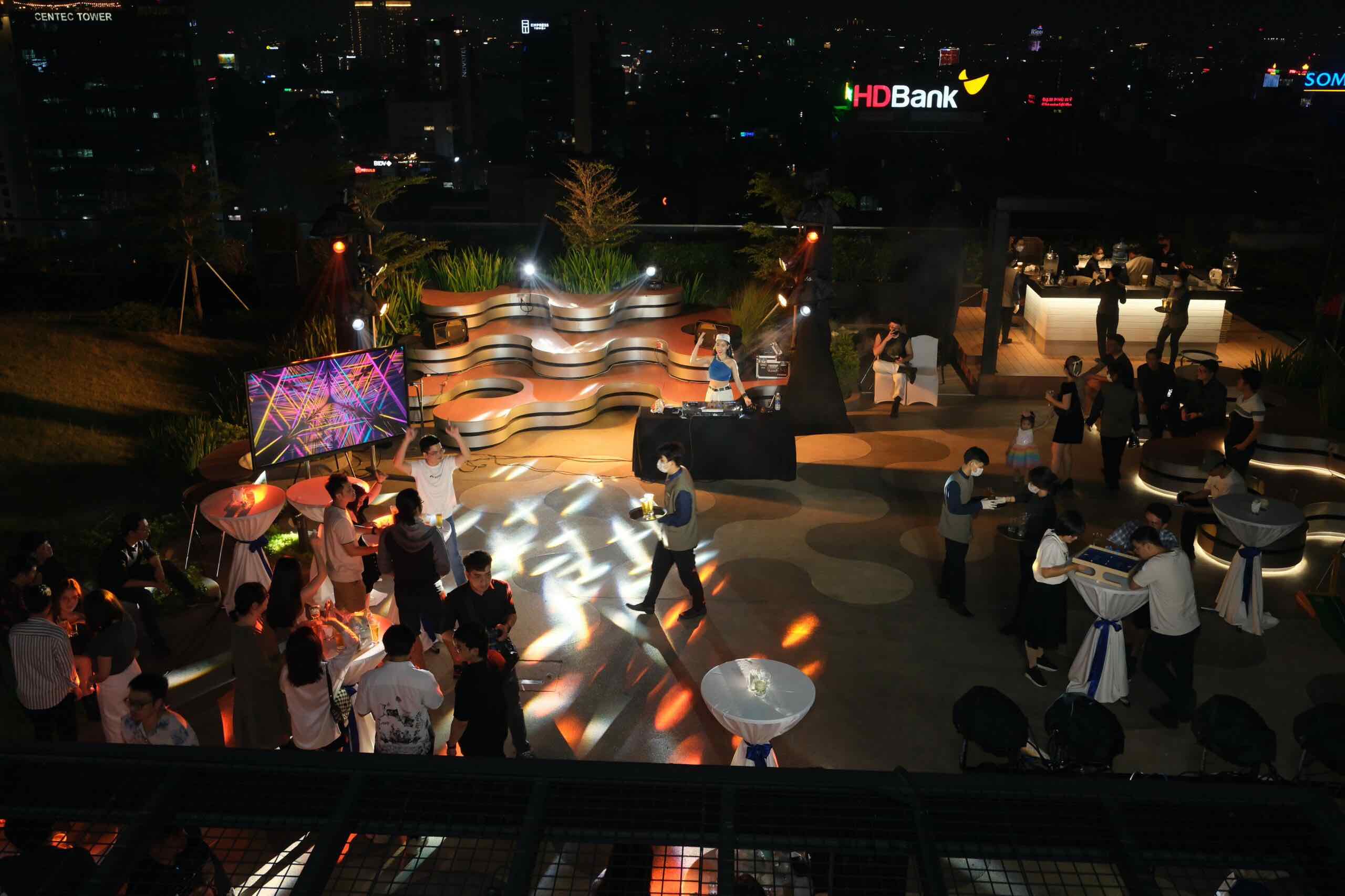 Tiệc DJ vui tươi tạo không khí gần gũi cho các thành viên