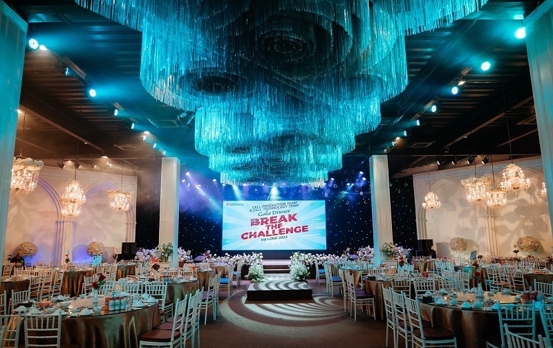 Trang trí Year End Party với phần thiết kế sân khấu ấn tượng