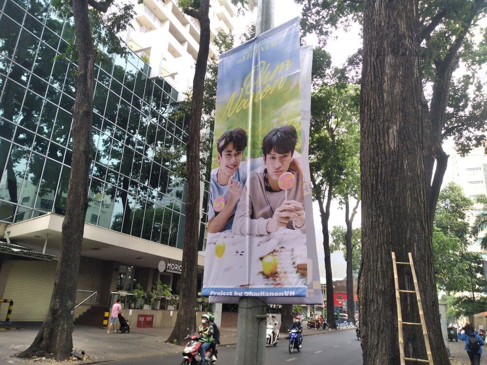 Treo cờ phướn ở khu vực trung tâm để tăng khả năng tiếp cận với khán giả trẻ