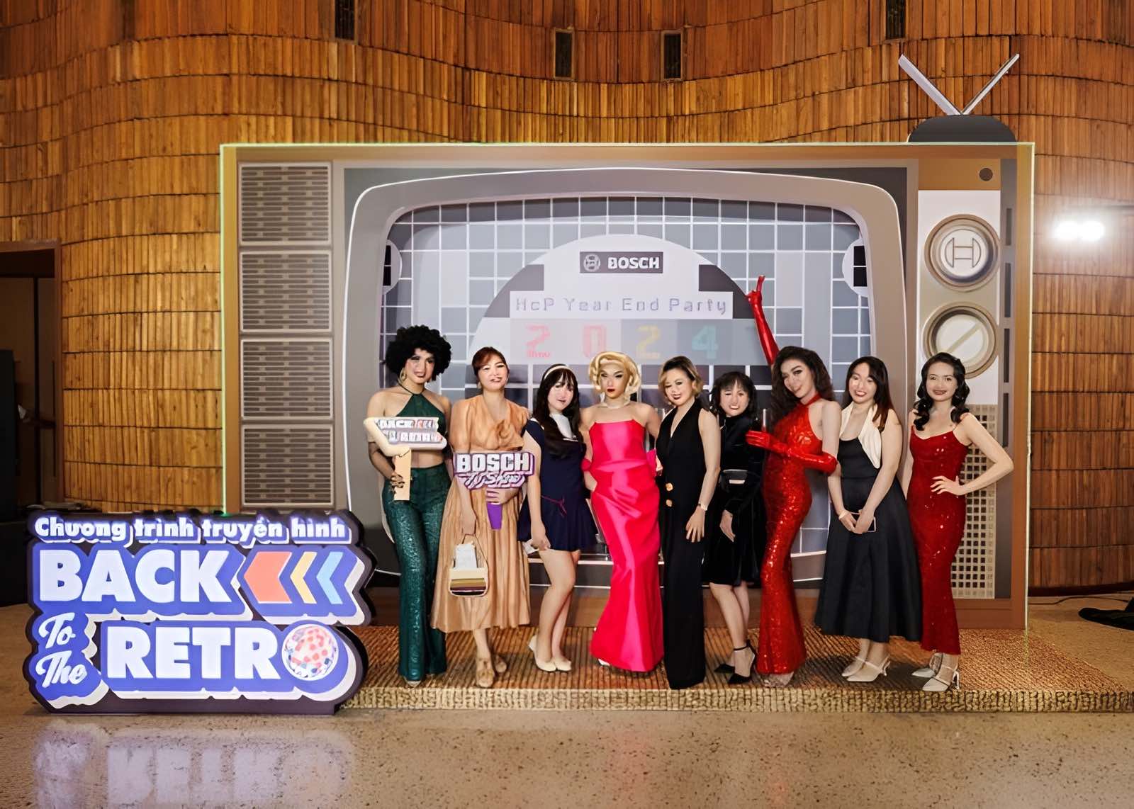 Ý tưởng cho year end party mang hơi hướng hoài niệm, phù hợp với tập thể nhiều thế hệ.